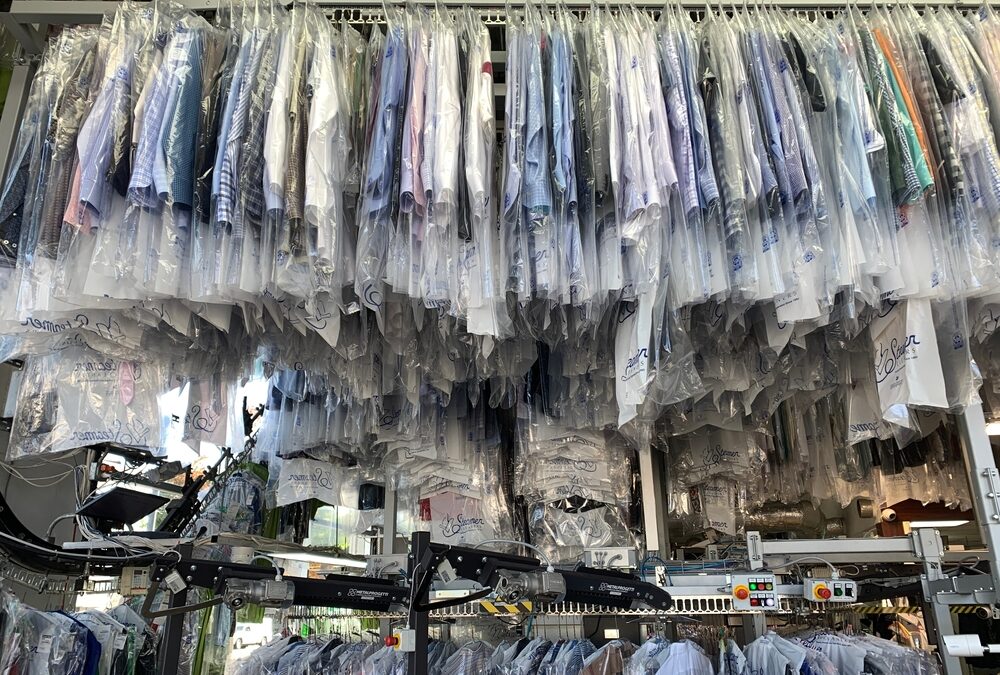 Overhead conveyor system for shirts